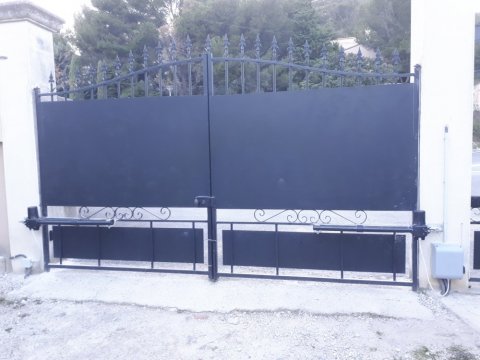 Pose et installation d'une motorisation de portail battant à Villeneuve-les-Avignon